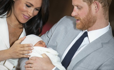 Dominic Lipinski/AP/TT Hertigen och hertiginnan av Sussex, mer kända som prins Harry och Meghan, visar upp sin son Archie Harrison Mountbatten-Windsor. På lördag hålls dopet. Dominic Lipinski/AP/TT Hertigen och hertiginnan av Sussex, mer kända som prins Harry och Meghan, visar upp sin son Archie Harrison Mountbatten-Windsor. På lördag hålls dopet.