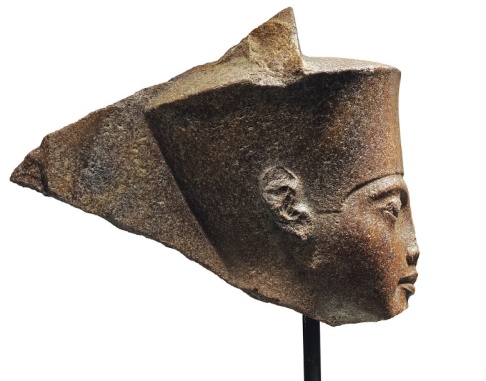 Christie's/AP/TT En 3 000 år gammal skulptur av den egyptiske faraon Tutankhamon har sålts för över 55 miljoner kronor. Christie's/AP/TT En 3 000 år gammal skulptur av den egyptiske faraon Tutankhamon har sålts för över 55 miljoner kronor.