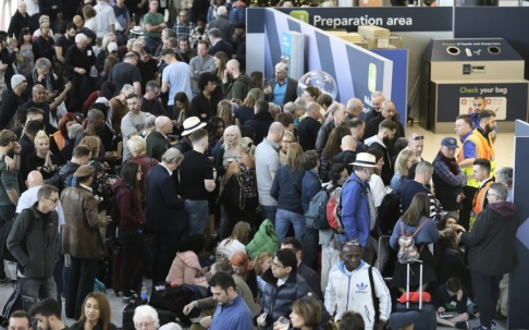 Tim Ireland/AP/TT Resenärer på flygplatsen Gatwick, London vid ett annat tillfälle. Arkivbild. Tim Ireland/AP/TT Resenärer på flygplatsen Gatwick, London vid ett annat tillfälle. Arkivbild.