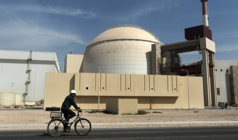 Majid Asgaripour/AP/TT En man cyklar förbi en kärnkraftreaktor utanför staden Bushehr i Iran. Arkivbild. Majid Asgaripour/AP/TT En man cyklar förbi en kärnkraftreaktor utanför staden Bushehr i Iran. Arkivbild.