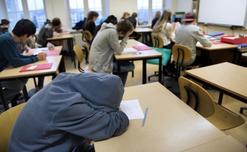 JESSICA GOW / TT Enligt OECD sticker Sverige ut som land, där de bästa lärarna inte arbetar på skolorna med flest utmaningar. Det vill regeringen förändra, dels med hjälp av ett bidrag som ska ge 10 000 extra kronor i månaden till förstelärare i utanförskapsområden. Arkivbild. JESSICA GOW / TT Enligt OECD sticker Sverige ut som land, där de bästa lärarna inte arbetar på skolorna med flest utmaningar. Det vill regeringen förändra, dels med hjälp av ett bidrag som ska ge 10 000 extra kronor i månaden till förstelärare i utanförskapsområden. Arkivbild.