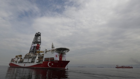 Lefteris Pitarakis/AP/TT Turkiets 230 meter långa borrningsfartyg Yavuz korsar Marmarasjön på väg mot Medelhavet i slutet av juni. Lefteris Pitarakis/AP/TT Turkiets 230 meter långa borrningsfartyg Yavuz korsar Marmarasjön på väg mot Medelhavet i slutet av juni.