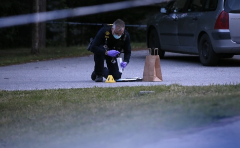 Fredrik Persson/TT Polisen har en stor insats på platsen och söker efter en eller flera gärningsmän. Fredrik Persson/TT Polisen har en stor insats på platsen och söker efter en eller flera gärningsmän.