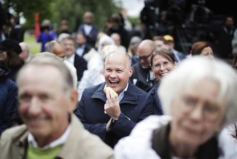 En glad justitieminister Morgan Johansson (S) i publiken innan finansminister Magdalena Anderssons tal på Socialdemokraternas dag på politikerveckan i Almedalen. Foto: Adam Ihse / TT En glad justitieminister Morgan Johansson (S) i publiken innan finansminister Magdalena Anderssons tal på Socialdemokraternas dag på politikerveckan i Almedalen. Foto: Adam Ihse / TT