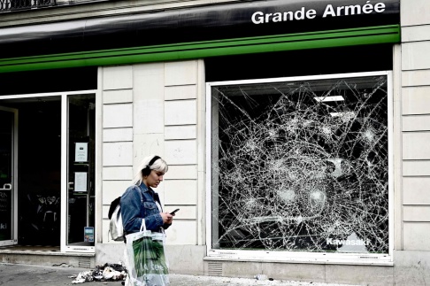 Den här bilden, som togs den 12 juli 2019, visar ett krossat butiksfönster på Grande Armee-gatan, nära Triumfbågen i Paris, där de algeriska anhängarna firade segern för deras lag under 2019 Afrika Cup of Nations (CAN) kvartalsfinal match Elfenbenskusten och Algeriet den 11 juli 2019. Flera butiker i närheten av Champs-Elysées i Paris plundrades dessutom. (Foto av Philippe LOPEZ / AFP) Den här bilden, som togs den 12 juli 2019, visar ett krossat butiksfönster på Grande Armee-gatan, nära Triumfbågen i Paris, där de algeriska anhängarna firade segern för deras lag under 2019 Afrika Cup of Nations (CAN) kvartalsfinal match Elfenbenskusten och Algeriet den 11 juli 2019. Flera butiker i närheten av Champs-Elysées i Paris plundrades dessutom. (Foto av Philippe LOPEZ / AFP)