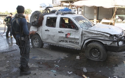 AP/TT Säkerhetsstyrkor vid platsen för ett tidigare självmordsdåd i Nangarharprovinsen i östra Afghanistan. Arkivbild. AP/TT Säkerhetsstyrkor vid platsen för ett tidigare självmordsdåd i Nangarharprovinsen i östra Afghanistan. Arkivbild.