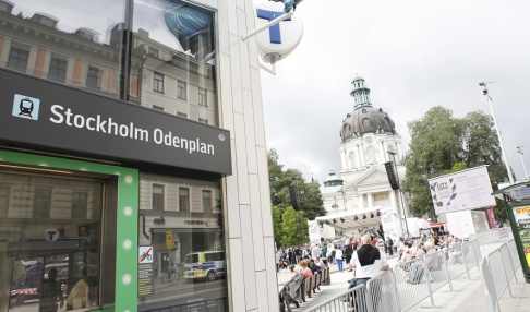 Christine Olsson/TT En man föll från ett tak vid Odenplan i Stockholm. Arkivbild. Christine Olsson/TT En man föll från ett tak vid Odenplan i Stockholm. Arkivbild.