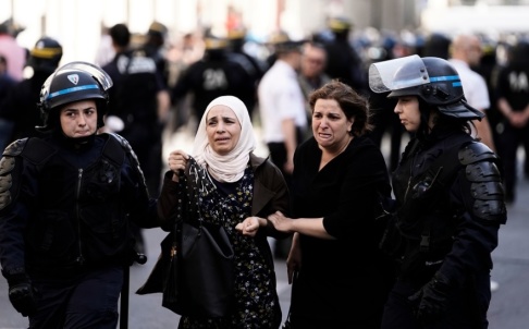 Kenzo Tribouillard/AFP/TT Kvinnor som deltagit i Svarta västarnas aktion leds bort av polis. Kenzo Tribouillard/AFP/TT Kvinnor som deltagit i Svarta västarnas aktion leds bort av polis.