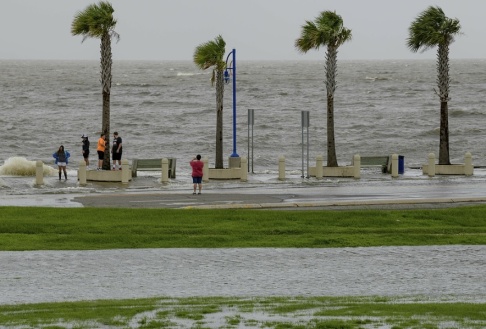Matthew Hinton/AP/TT Invånarna i Louisiana spanar efter stormen Barry. Matthew Hinton/AP/TT Invånarna i Louisiana spanar efter stormen Barry.