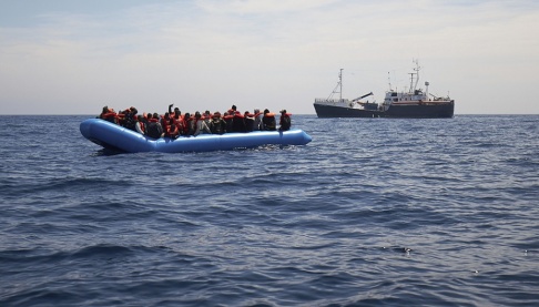 En fullastad gummibåt med migranter undsätts av det tyska fartyget Sea-eye, ett av de få räddningsfartyg som fortfarande patrullerar vattnen mellan Libyen och Italien. Bilden är tagen i april. En fullastad gummibåt med migranter undsätts av det tyska fartyget Sea-eye, ett av de få räddningsfartyg som fortfarande patrullerar vattnen mellan Libyen och Italien. Bilden är tagen i april.