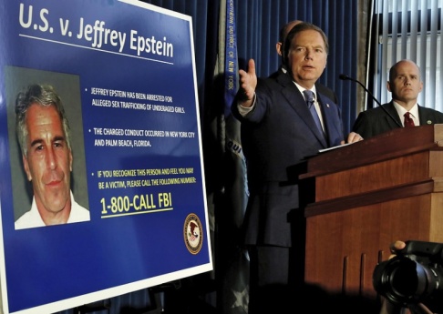 Richard Drew/AP/TT Federala åklagare tillkännager under en presskonferens den 8 juli att åtal om trafficking och sexövergrep väckts mot mångmiljardären och finansmannen Jeffrey Epstein som visas upp på en bild. Richard Drew/AP/TT Federala åklagare tillkännager under en presskonferens den 8 juli att åtal om trafficking och sexövergrep väckts mot mångmiljardären och finansmannen Jeffrey Epstein som visas upp på en bild.