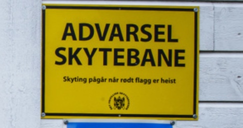 Heiko Junge/NTB Scanpix/TT En norsk kvinna lade sig och solade på en skjutbana och skrämdes av plötslig skottlossning. Arkivbild. Heiko Junge/NTB Scanpix/TT En norsk kvinna lade sig och solade på en skjutbana och skrämdes av plötslig skottlossning. Arkivbild.
