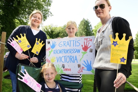 Mikael Fritzon/TT Annina Siedentop, Kajsa Lammek, Lena Lammek och Meja Lammek från Hannover väntar på att bli insläppta till födelsedagsfirandet på Sollidens slott på söndagen, Victoriadagen. Mikael Fritzon/TT Annina Siedentop, Kajsa Lammek, Lena Lammek och Meja Lammek från Hannover väntar på att bli insläppta till födelsedagsfirandet på Sollidens slott på söndagen, Victoriadagen.