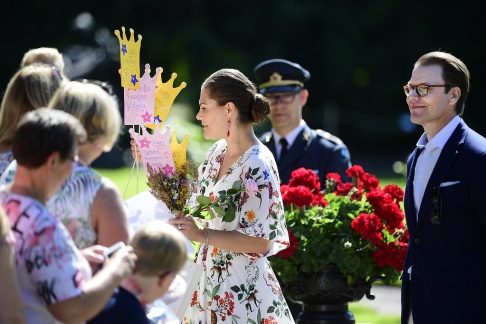 SOLLIDEN 2019-07-14 Kronprinsessan Victoria hälsar på alla människor som tagit sig till Solliden på söndagen för att fira kronprinsessan på födelsedagen. Foto: Mikael Fritzon / TT SOLLIDEN 2019-07-14 Kronprinsessan Victoria hälsar på alla människor som tagit sig till Solliden på söndagen för att fira kronprinsessan på födelsedagen. Foto: Mikael Fritzon / TT