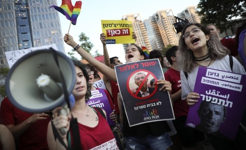 Oded Balilty/AP/TT "Avgå" står det på hebreiska och arabiska på skyltar under en demonstration mot utbildningsministern Rafi Peretz. Oded Balilty/AP/TT "Avgå" står det på hebreiska och arabiska på skyltar under en demonstration mot utbildningsministern Rafi Peretz.