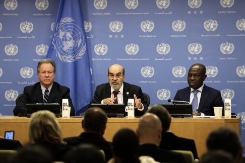 FN den 15 juli 2019. David Beasley (L), verkställande direktör för Världsmatprogrammet (WFP), Jose Graziano Da Silva (C), generaldirektören för livsmedels- och jordbruksorganisationen (FAO) och Gilbert F. Houngbo , Ordförande för Internationella fonden för jordbruksutveckling (IFAD), deltar i en pressmötelse om lanseringen av rapporten "FN: s livsmedelssäkerhet och näring i världen 2019", vid FN: s högkvarter i New York den 15 juli 2019 Världshungern ökar i absolut antal och mer än 820 miljoner människor var hungriga år 2018, säger FN-rapporten i måndags. FN den 15 juli 2019. David Beasley (L), verkställande direktör för Världsmatprogrammet (WFP), Jose Graziano Da Silva (C), generaldirektören för livsmedels- och jordbruksorganisationen (FAO) och Gilbert F. Houngbo , Ordförande för Internationella fonden för jordbruksutveckling (IFAD), deltar i en pressmötelse om lanseringen av rapporten "FN: s livsmedelssäkerhet och näring i världen 2019", vid FN: s högkvarter i New York den 15 juli 2019 Världshungern ökar i absolut antal och mer än 820 miljoner människor var hungriga år 2018, säger FN-rapporten i måndags.