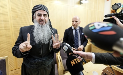 Gorm Kallestad Mulla Krekar i Oslo tingrätt 2016. Gorm Kallestad Mulla Krekar i Oslo tingrätt 2016.