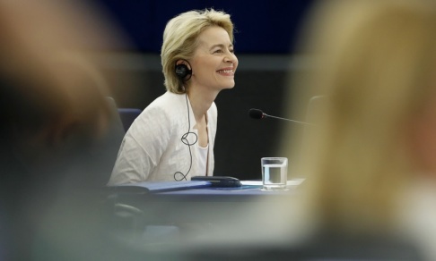 Jean-Francois Badias/AP/TT Tyska Ursula von der Leyen talar i EU-parlamentet under debatten om nomineringen av henne till posten som ny ordförande i EU-kommissionen Jean-Francois Badias/AP/TT Tyska Ursula von der Leyen talar i EU-parlamentet under debatten om nomineringen av henne till posten som ny ordförande i EU-kommissionen