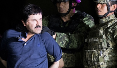 Eduardo Verdugo Joaquín "El Chapo" Guzmán visas upp efter gripandet 2016, sedan han lyckats med en spektakulär flykt från ett mexikanskt fängelse genom en dold lucka som ledde till en 1,5 kilometer lång tunnel. Arkivbild. Eduardo Verdugo Joaquín "El Chapo" Guzmán visas upp efter gripandet 2016, sedan han lyckats med en spektakulär flykt från ett mexikanskt fängelse genom en dold lucka som ledde till en 1,5 kilometer lång tunnel. Arkivbild.