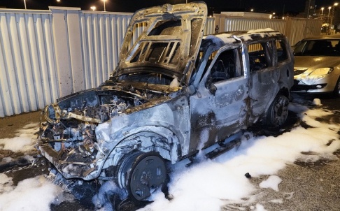 Johan Nilsson/TT En bil totalförstördes vid en brand natten till torsdagen. I samband med branden skall ett flera smällar hörts, men det är oklart vad de orsakats av. Johan Nilsson/TT En bil totalförstördes vid en brand natten till torsdagen. I samband med branden skall ett flera smällar hörts, men det är oklart vad de orsakats av.