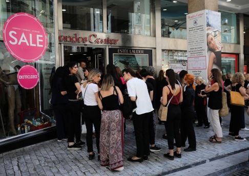 Människor står utanför ett varuhus på Syntagma-torget efter evakuering av närliggande byggnader efter en jordbävning i Aten i Grekland den 19 juli 2019. REUTERS / Alkis Konstantinidis X90200 Människor står utanför ett varuhus på Syntagma-torget efter evakuering av närliggande byggnader efter en jordbävning i Aten i Grekland den 19 juli 2019. REUTERS / Alkis Konstantinidis X90200