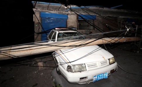 STR/AFP/TT En bil som skadats på grund av explosionen i gaskraftverket i staden Sanmenxia i Kina. STR/AFP/TT En bil som skadats på grund av explosionen i gaskraftverket i staden Sanmenxia i Kina.