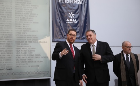 Natacha Pisarenko USA:s utrikesminister Mike Pompeo (mitten) och hans argentinske motsvarighet Jorge Faurie (till höger) vid en minnesstund för offren för bombdådet mot ett judiskt center 1994. Natacha Pisarenko USA:s utrikesminister Mike Pompeo (mitten) och hans argentinske motsvarighet Jorge Faurie (till höger) vid en minnesstund för offren för bombdådet mot ett judiskt center 1994.
