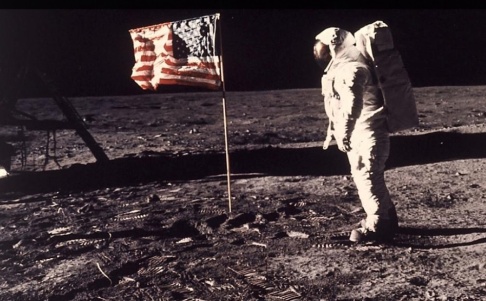 Neil Armstrong/TT Svenskättlingen Edwin "Buzz" Aldrin framför den amerikanska flaggan på månen. Neil Armstrong/TT Svenskättlingen Edwin "Buzz" Aldrin framför den amerikanska flaggan på månen.