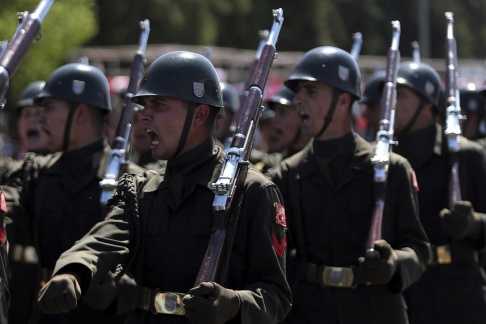 Turkiska soldater ropar slogans medan de marscherar i en militärparad som markerar 45-årsdagen av turkiska invasionen 1974 i det ockuperade turkiska området i den delade huvudstaden Nicosia. (AP Foto / Petros Karadjias) Turkiska soldater ropar slogans medan de marscherar i en militärparad som markerar 45-årsdagen av turkiska invasionen 1974 i det ockuperade turkiska området i den delade huvudstaden Nicosia. (AP Foto / Petros Karadjias)