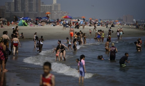 Frank Franklin II/AP USA laddar upp för en helg med extrem värmebölja. Folk vid stranden på Coney Island, i södra Brooklyn i New York. Frank Franklin II/AP USA laddar upp för en helg med extrem värmebölja. Folk vid stranden på Coney Island, i södra Brooklyn i New York.