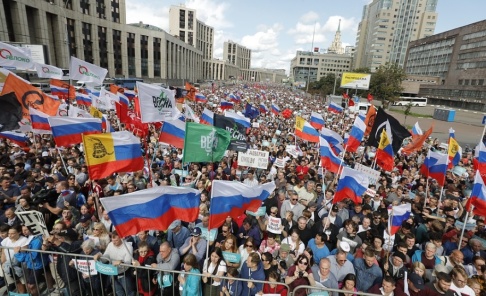 Pavel Golovkin/AP/TT Fler än 10 000 personer, inklusive framstående oppositionspolitiker, samlades under lördagen i en manifestation i centrala Moskva för att kräva fria och rättvisa lokalval. Pavel Golovkin/AP/TT Fler än 10 000 personer, inklusive framstående oppositionspolitiker, samlades under lördagen i en manifestation i centrala Moskva för att kräva fria och rättvisa lokalval.