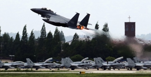 Park Chul-hong/AP/TT Ett sydkoreanskt jaktflygplan. Arkivbild. Park Chul-hong/AP/TT Ett sydkoreanskt jaktflygplan. Arkivbild.