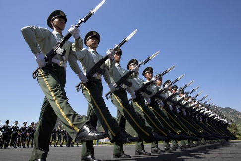 Ng Han Guan/AP/TT Kinesisk militär under en uppvisning. Arkivbild. Ng Han Guan/AP/TT Kinesisk militär under en uppvisning. Arkivbild.
