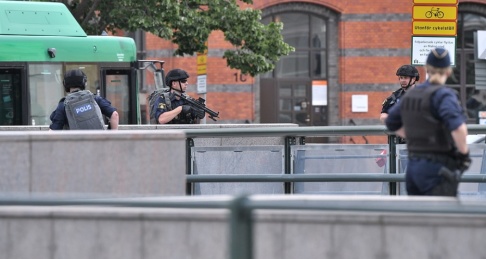 Johan Nilsson/TT Polisen utrymde Malmö centralstation efter uppgifter om ett farligt föremål i lokalerna. En man sköts av polisen i samband med ingripandet. Johan Nilsson/TT Polisen utrymde Malmö centralstation efter uppgifter om ett farligt föremål i lokalerna. En man sköts av polisen i samband med ingripandet.