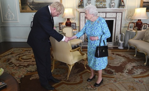 Victoria Jones/Pool via AP/TT Boris Johnson bugar när han hälsar på Elizabeth II. Victoria Jones/Pool via AP/TT Boris Johnson bugar när han hälsar på Elizabeth II.