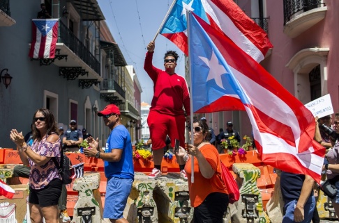 Dennis M. Rivera Pichardo/AP/TT Demonstranter i Puerto Rico. Dennis M. Rivera Pichardo/AP/TT Demonstranter i Puerto Rico.