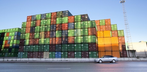Virginia Mayo/AP/TT Antwerpens containerhamn. Två kokainsmugglare ringde polisen efter att de låst sig själva inne i en container i den 40-gradiga hettan. Arkivbild. Virginia Mayo/AP/TT Antwerpens containerhamn. Två kokainsmugglare ringde polisen efter att de låst sig själva inne i en container i den 40-gradiga hettan. Arkivbild.