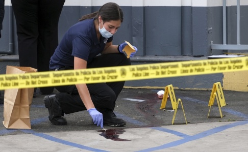 Dean Musgrove Kriminalutredare arbetar på platsen för en dödlig skjutning i Los Angeles. Dean Musgrove Kriminalutredare arbetar på platsen för en dödlig skjutning i Los Angeles.