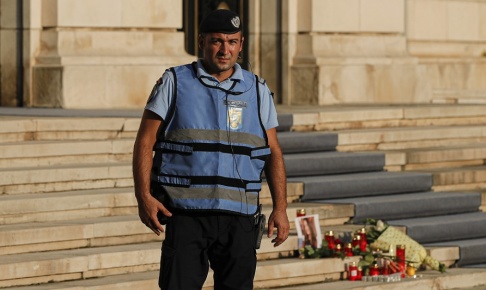 Vadim Ghirda/AP/TT En rumänsk polis utanför inrikesdepartementet i Bukarest den 26 juli 2019. Bredvid honom har blommor och ljus placerats till minne av den 15-åriga flicka som dött efter att hon blivit kidnappad. Vadim Ghirda/AP/TT En rumänsk polis utanför inrikesdepartementet i Bukarest den 26 juli 2019. Bredvid honom har blommor och ljus placerats till minne av den 15-åriga flicka som dött efter att hon blivit kidnappad.