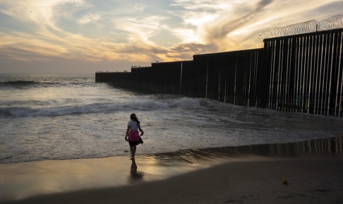 Gregory Bull/AP/TT En flicka vid gränsmuren som separerar San Diego och Tijuana i Kalifornien. Arkivbild. Gregory Bull/AP/TT En flicka vid gränsmuren som separerar San Diego och Tijuana i Kalifornien. Arkivbild.