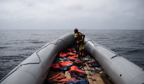Felipe Dana/AP/TT En uppblåsbar båt som använts av migranter på väg mot Europa på Medelhavet förra året. Felipe Dana/AP/TT En uppblåsbar båt som använts av migranter på väg mot Europa på Medelhavet förra året.