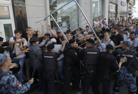 Pavel Golovkin/AP/TT Polis har gripit över 1 000 personer vid en protest i Moskva i Ryssland under lördagen. Pavel Golovkin/AP/TT Polis har gripit över 1 000 personer vid en protest i Moskva i Ryssland under lördagen.