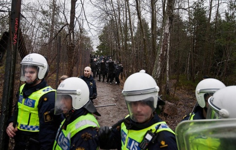 Hampus Andersson/TT 1 400 polissköldar har belagts med brukandeförbud – de låter sig genomborras av potatis. Arkivbild. Hampus Andersson/TT 1 400 polissköldar har belagts med brukandeförbud – de låter sig genomborras av potatis. Arkivbild.