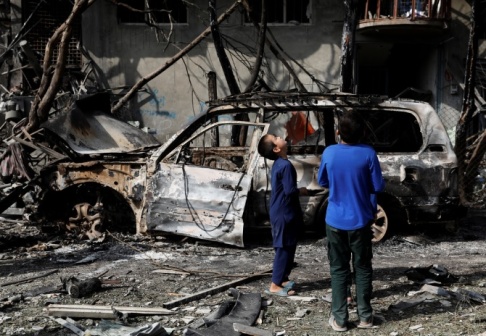 Afghanska pojkar efter en annan attack i Kabul den 29 juli. REUTERS/Mohammad Ismail Afghanska pojkar efter en annan attack i Kabul den 29 juli. REUTERS/Mohammad Ismail
