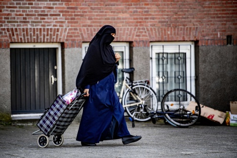 En kvinna med burka i Rotterdam den 29 juli 2019. Ansiktsbeläggningar kommer att förbjudas i Nederländerna från kollektivtrafik, skolor, sjukhus och regeringsbyggnader från och med den 1 augusti 2019. Det nederländska islamiska politiska partiet NIDA har meddelat en plan för att betala för alla böter som mottagits av bärare av burka och niqab. EPA / ROBIN UTRECHT En kvinna med burka i Rotterdam den 29 juli 2019. Ansiktsbeläggningar kommer att förbjudas i Nederländerna från kollektivtrafik, skolor, sjukhus och regeringsbyggnader från och med den 1 augusti 2019. Det nederländska islamiska politiska partiet NIDA har meddelat en plan för att betala för alla böter som mottagits av bärare av burka och niqab. EPA / ROBIN UTRECHT