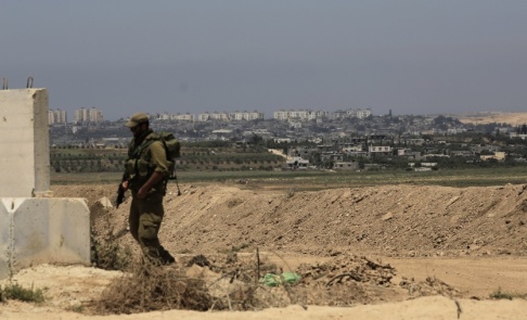 Tsafrir Abayov/AP/TT Israelisk militär vid en postering nära gränsen mellan Israel och Gazaremsan. Personen på bilden har inget med texten att göra. Arkivbild. Tsafrir Abayov/AP/TT Israelisk militär vid en postering nära gränsen mellan Israel och Gazaremsan. Personen på bilden har inget med texten att göra. Arkivbild.
