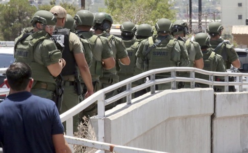 Rudy Gutierrez/AP/TT Polis på väg till platsen där en person sköt minst 20 personer till döds i El Paso, Texas. Rudy Gutierrez/AP/TT Polis på väg till platsen där en person sköt minst 20 personer till döds i El Paso, Texas.