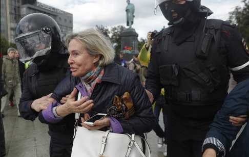 Pavel Golovkin/AP/TT En kvinna som deltar i protesten frihetsberövas. Pavel Golovkin/AP/TT En kvinna som deltar i protesten frihetsberövas.