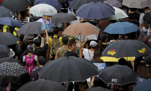 Vincent Thian/AP/TT Protesterna i Hongkong fortsätter. Vincent Thian/AP/TT Protesterna i Hongkong fortsätter.