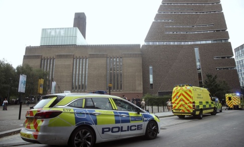 Yui Mok/AP/TT Utryckningsfordon utanför Tate Modern i London, där en sexårig pojke skadades allvarligt på söndagen. Yui Mok/AP/TT Utryckningsfordon utanför Tate Modern i London, där en sexårig pojke skadades allvarligt på söndagen.